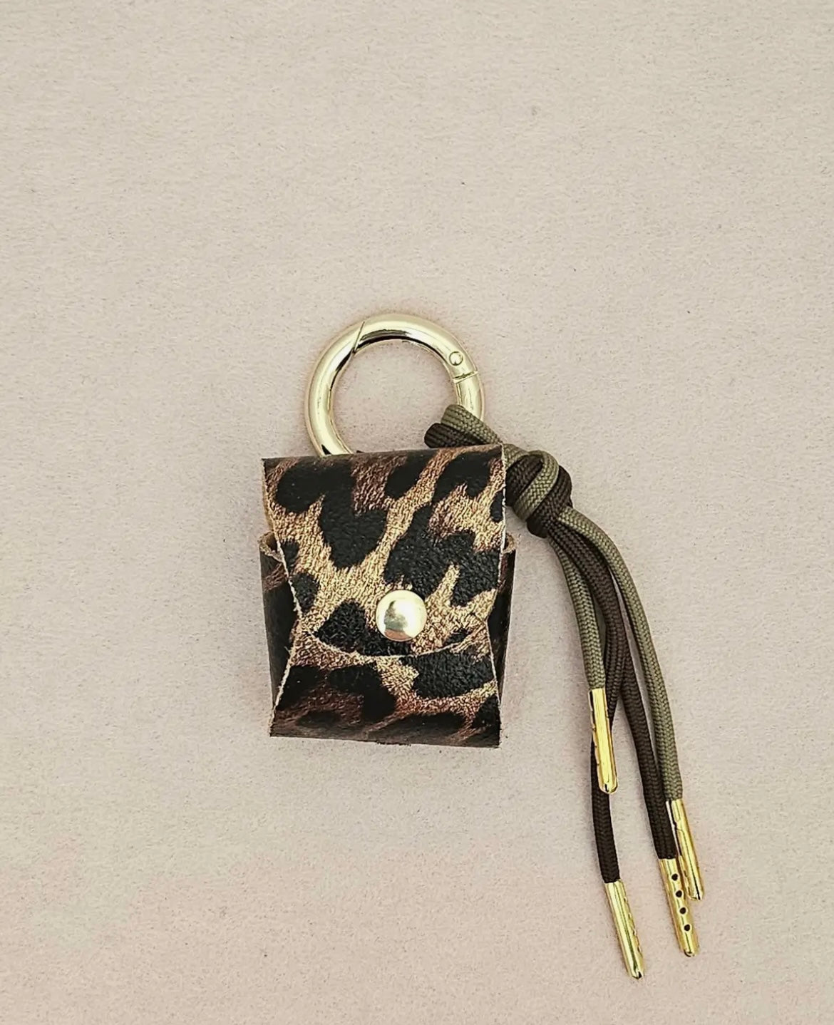 Læderitui til Høretelefoner - Taskesmykke - Nøglering - Leopard